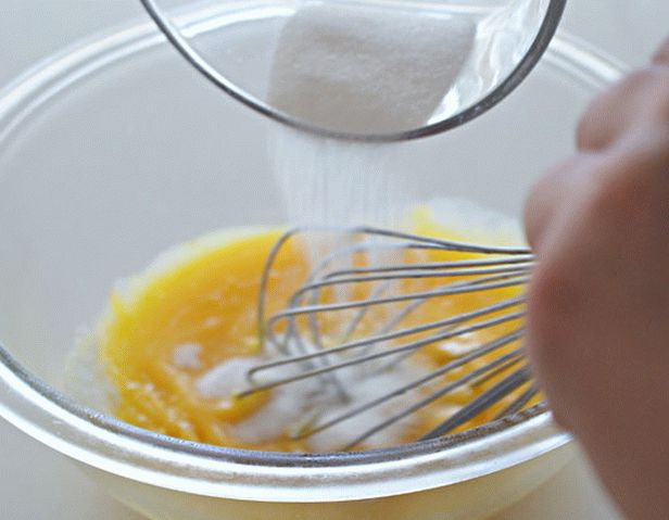 сладолед од ѓумбир - додајте шеќер во жолчките