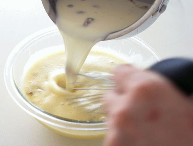 сладолед од ѓумбир - подгответе ги жолчките со крем