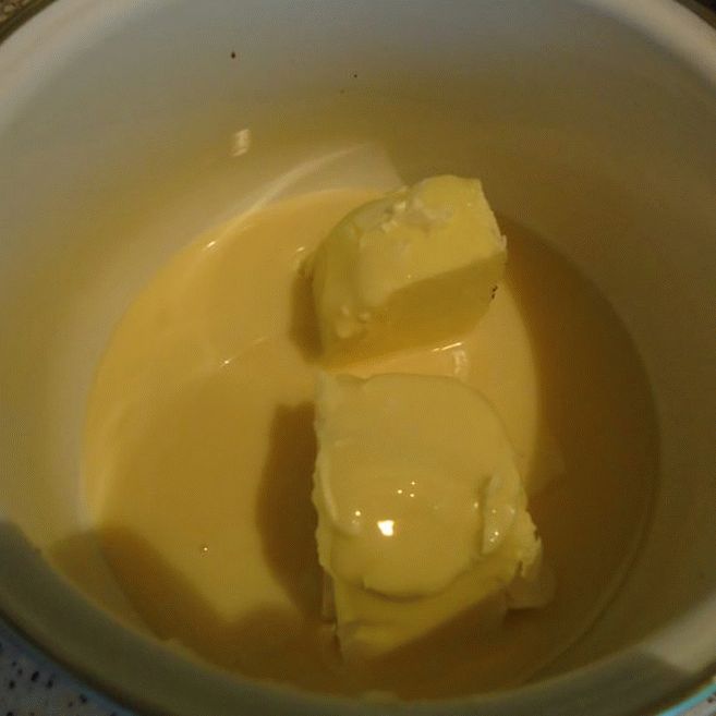 земи го кондензирано млеко и омекнат путер